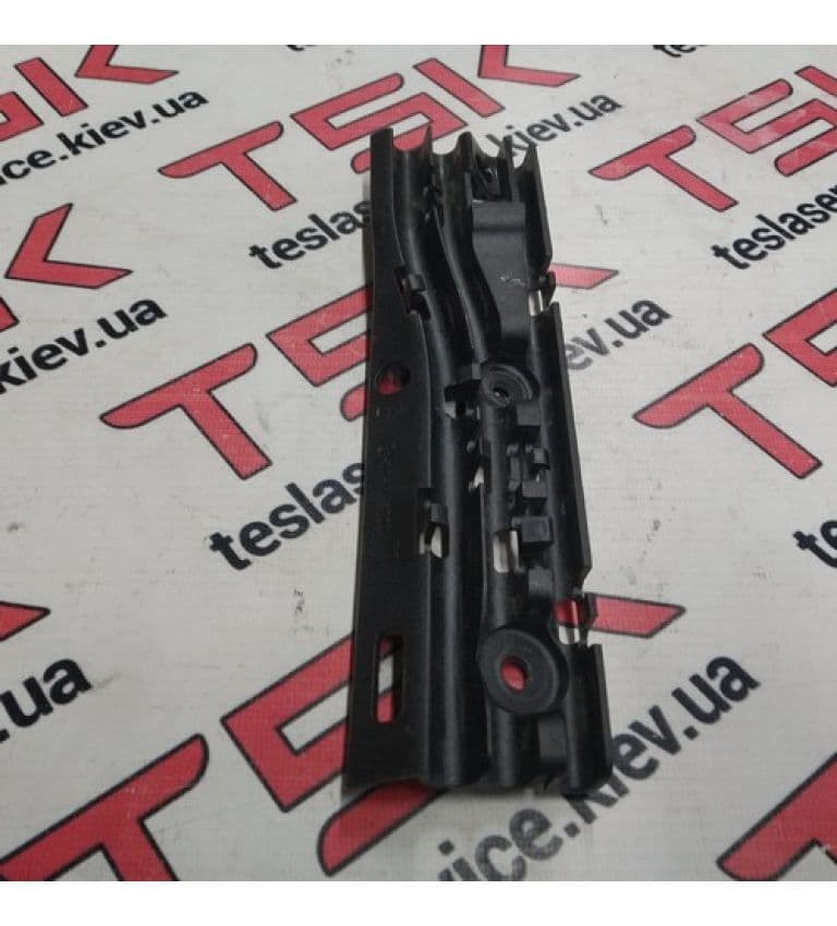 Кронштейн крепления дренажной трубки, левая сторона {MS_MSR}, Tesla Model S (OEM 1008371-00-E)