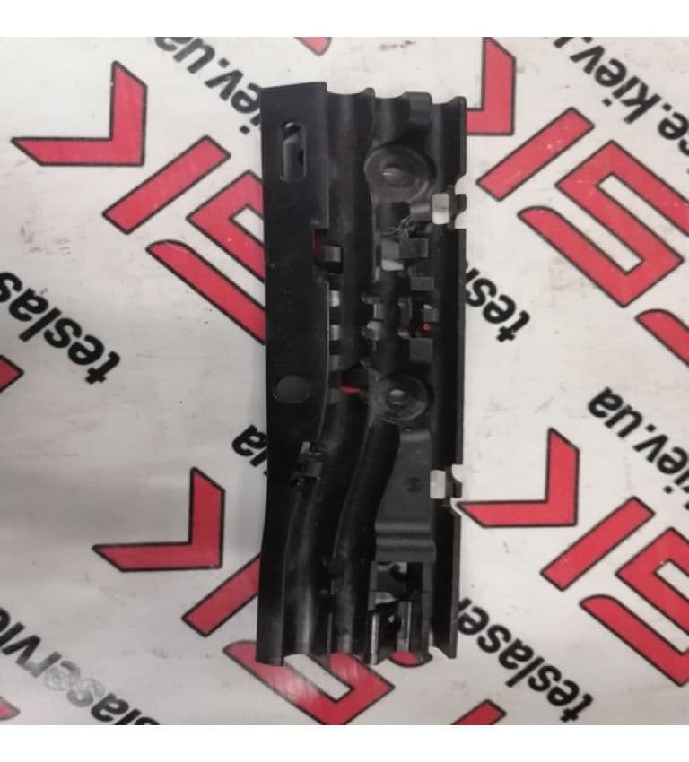 Кронштейн проводки стойки-А правой {MS_MSR}, Tesla Model S (OEM 1008372-00-E)