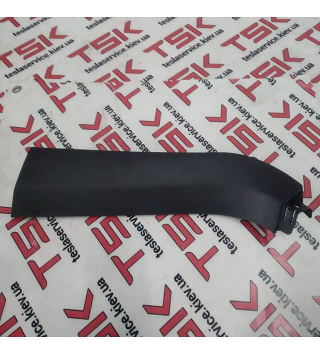Накладка крышки багажника правая {MS_MSR}, Tesla Model S (OEM 1009235-00-I)