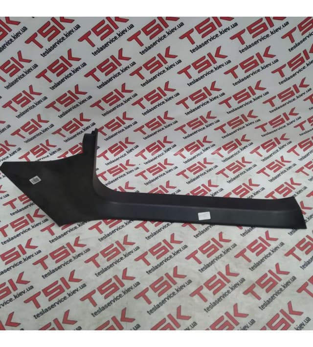 Накладка дверного проема переднего правого, нижняя, чёрная MS (< 2016), Tesla Model S (OEM 1010669-00-F)