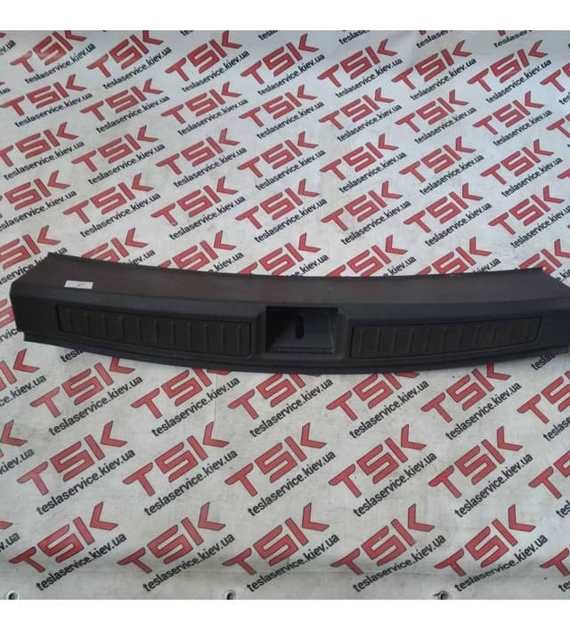 Пластик багажника (под замок) {MS_MSR}, Tesla Model S (OEM 1010824-01-D)
