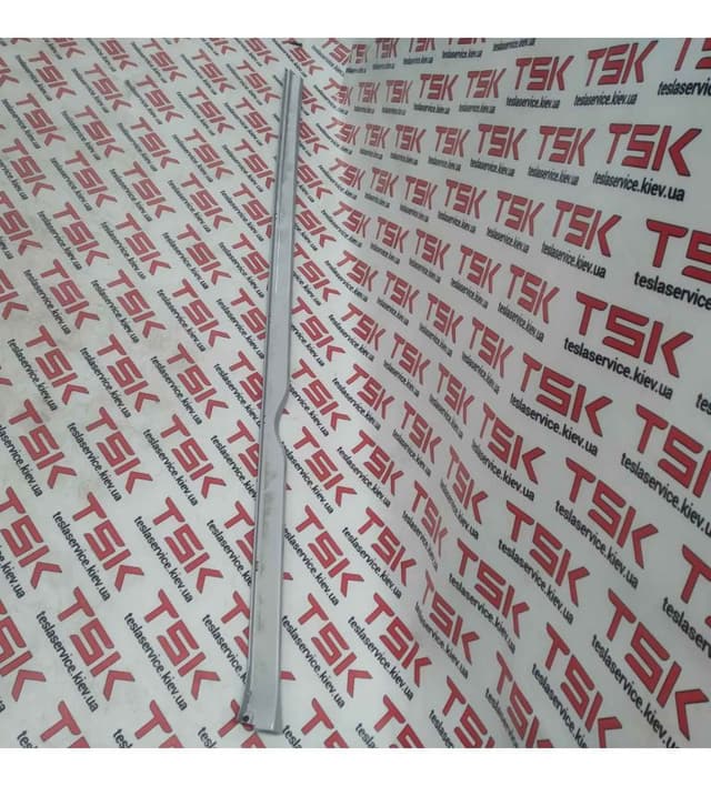 Молдинг накладки порога правой, декоративный {MS_MSR}, Tesla Model S (OEM 1012217-00-G)