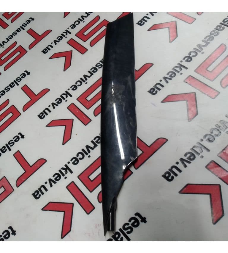 Накладка люверса нижняя правая (BLACK), Tesla Model S (OEM 1015444-00-C)