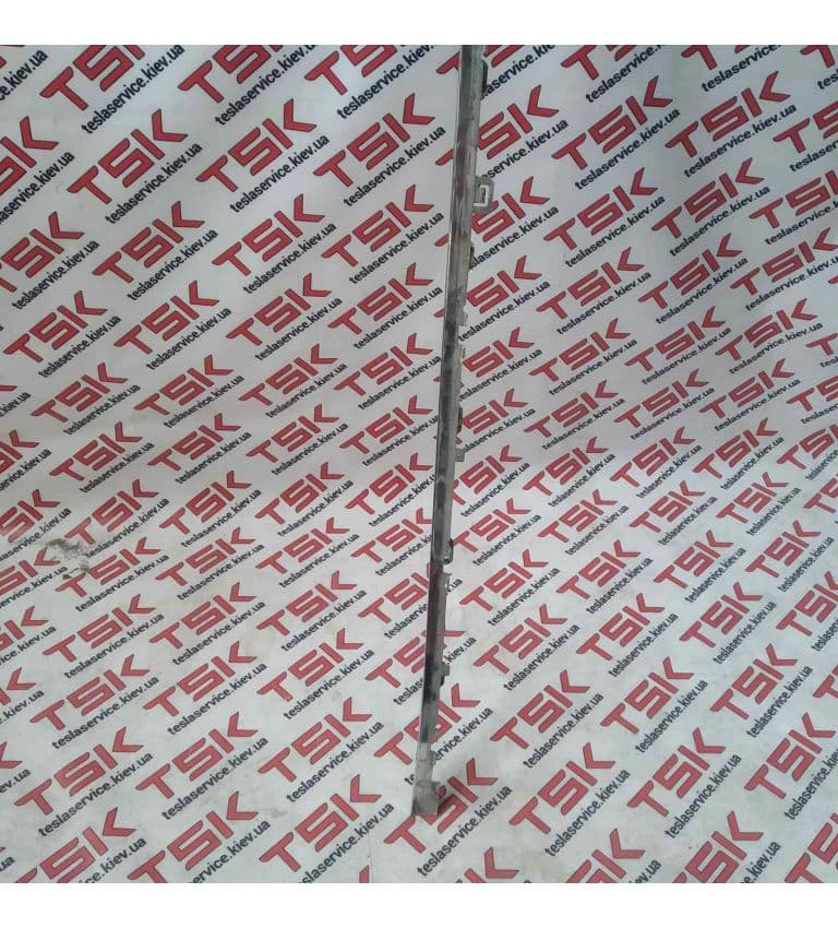 Молдинг накладки порога правого (пластик хром) {MS_MSR}, Tesla Model S (OEM 1025042-00-G)