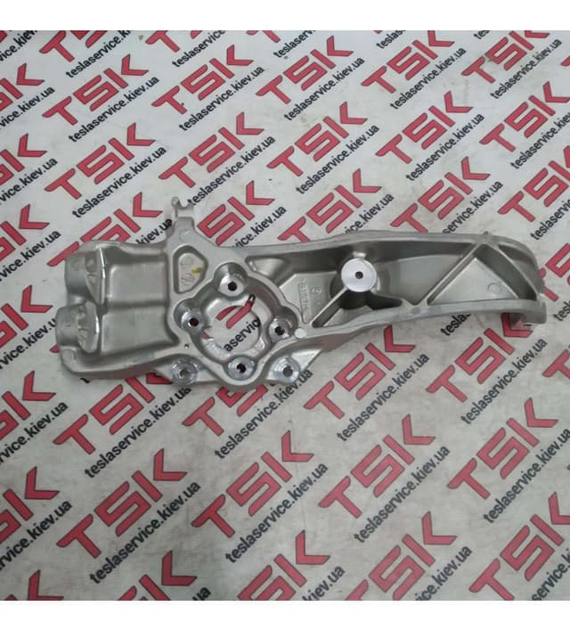 Кулак передний поворотный правый 4WD {MS_MSR}, Tesla Model S (OEM 1030606-00-D)