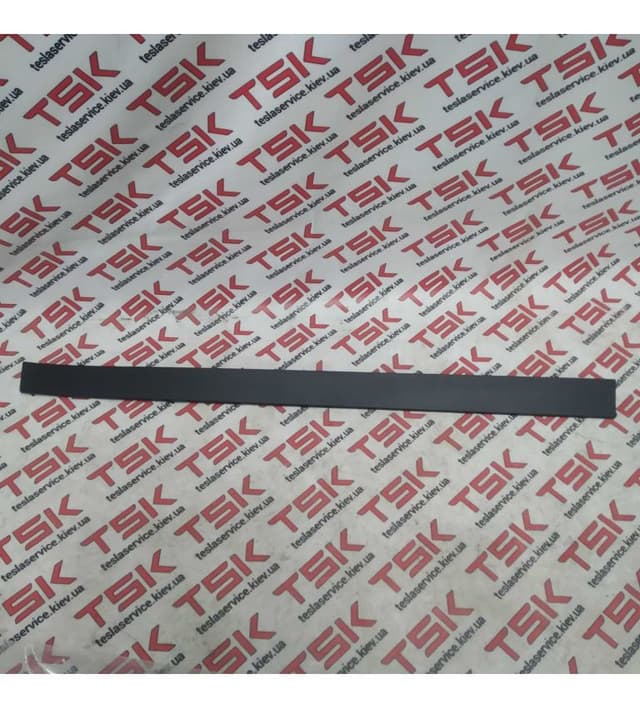 Накладка двери передней левой, наружная, нижняя, пластик, Tesla Model X (OEM 1035201-00-D)
