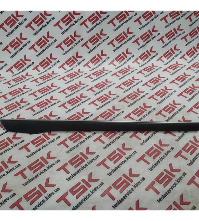 Декор задней правой двери CARBON, Tesla Model X (OEM 1036081-11-A)