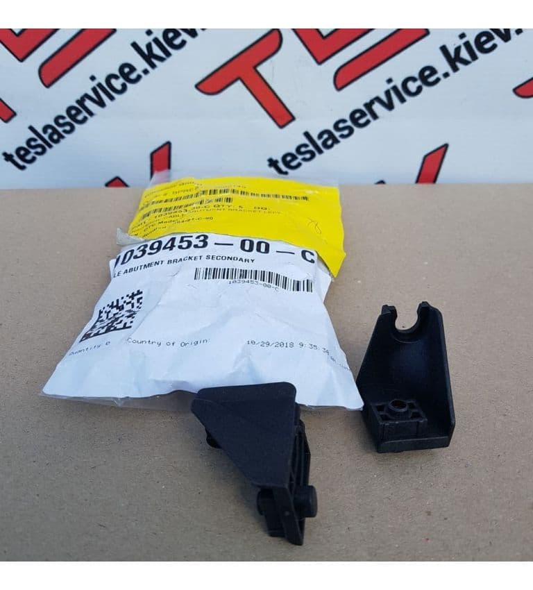 Кронштейн фиксации троса открытия капота, левый, Tesla Model S (OEM 1039453-00-C)