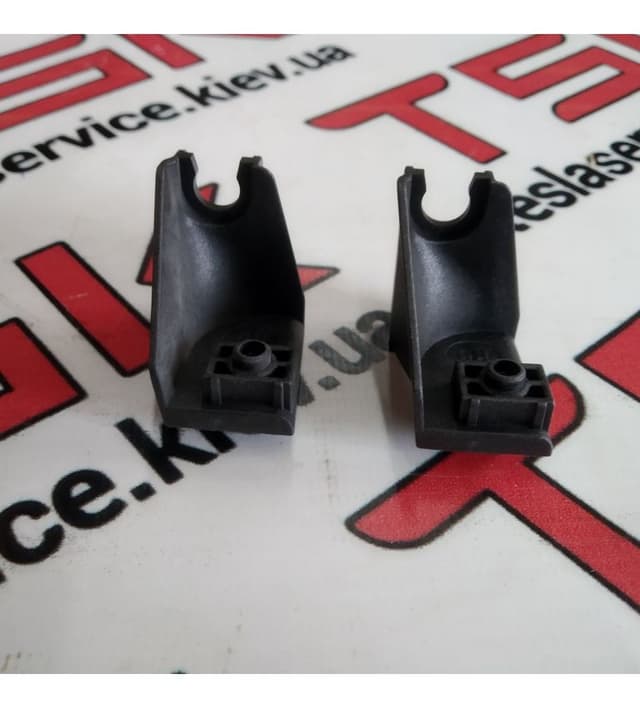Кронштейн фиксации троса открытия капота, правый, Tesla Model S (OEM 1039454-00-C)