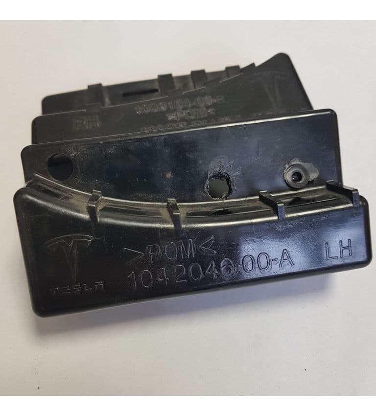 Кронштейн (вешалка) левый заднего бампера, Tesla Model S (OEM 1042046-00-B)