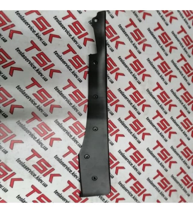 Пластик под датчик передней правой двери MX, Tesla Model X (OEM 1042411-00-D)