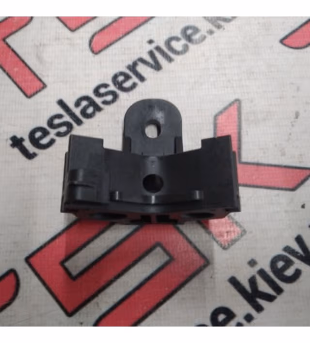 Штуцер трубопроводов, Tesla Model 3 (OEM 1044718-00-C)