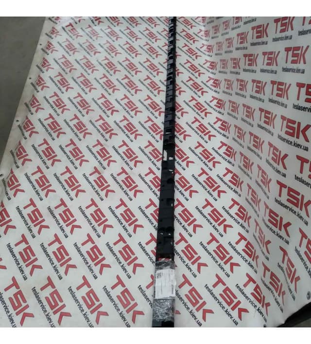Кронштейн (направляющая) порога левого, Tesla Model X (OEM 1046690-00-B)