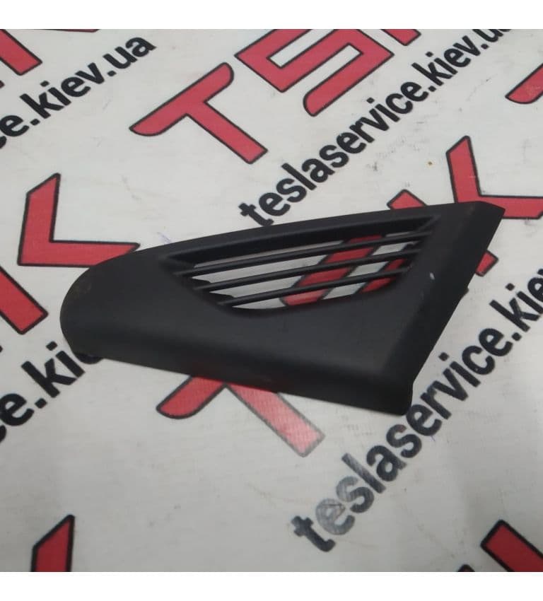 Накладка боковая торпеды правая, Tesla Model X (OEM 1047162-00-B)