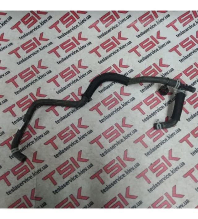 Патрубок охлаждения электродвигателя заднего DM, Tesla Model S (OEM 1048952-00-B)