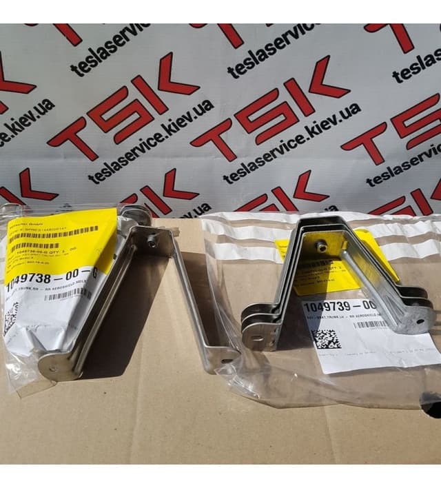 Кронштейн подкапотного бокса, правый, Tesla Model X (OEM 1049738-00-G)