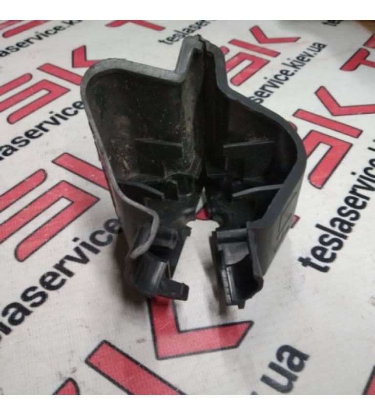 Защита на датчик левый air bag, Tesla Model S (OEM 1052489-00-B)
