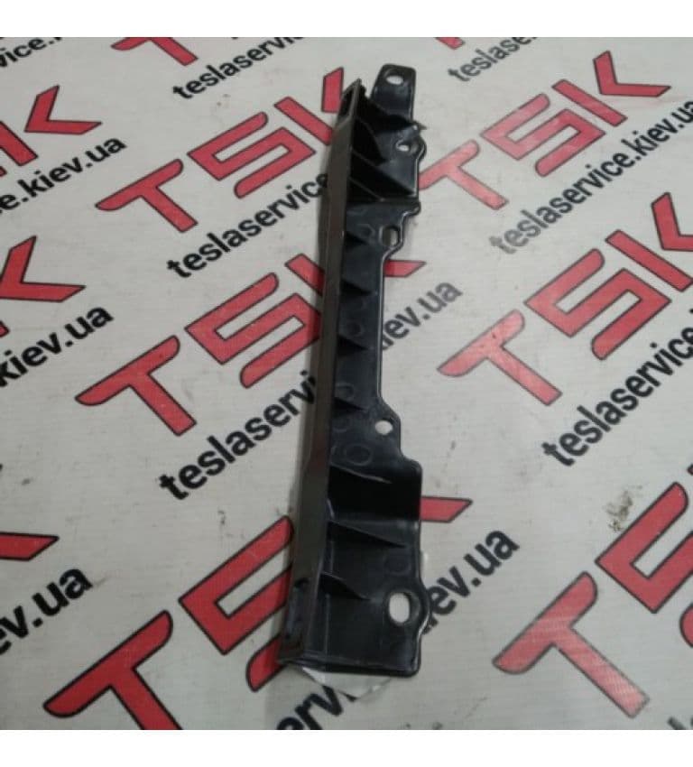 Кронштейн крепления обшивки стойки А левый, Tesla Model X (OEM 1054067-00-A)