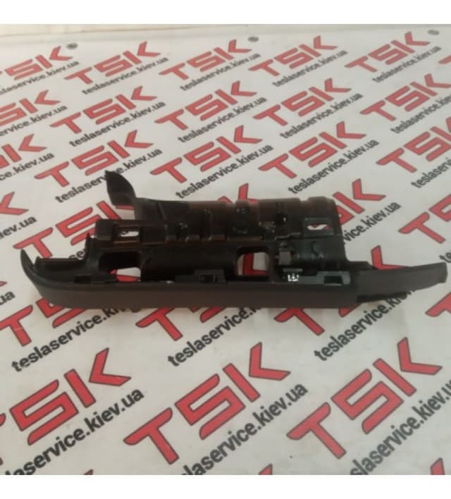 Кронштейн облицовки проема задней двери передний правый (PRV BLK), Tesla Model X (OEM 1055010-02-J)