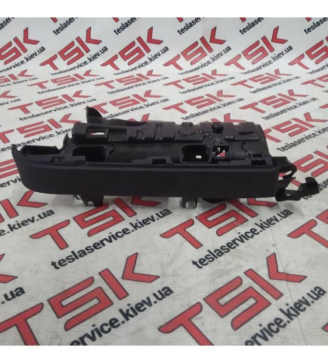 Кронштейн облицовки проема задней двери передний правый (ULTRASUEDE BLK), Tesla Model X (OEM 1055010-06-J)