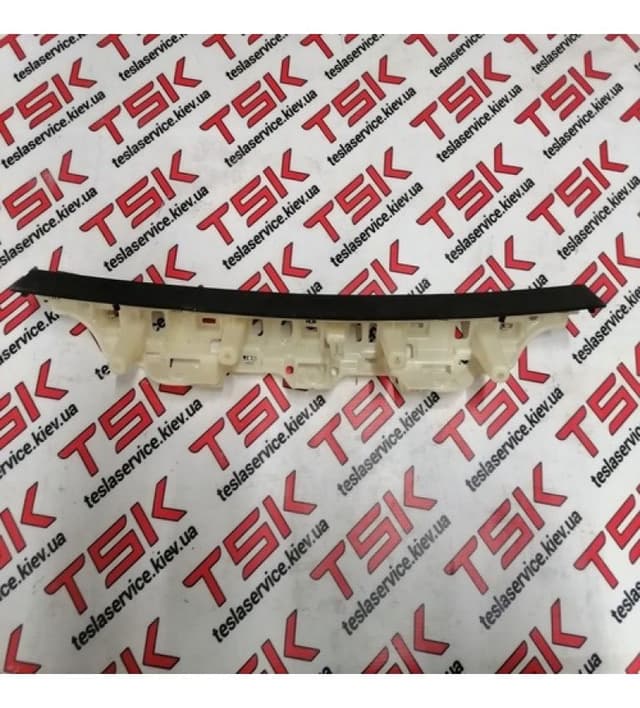 Облицовка проема багажника, левая алькантара BLK, Tesla Model X (OEM 1055049-04-E)