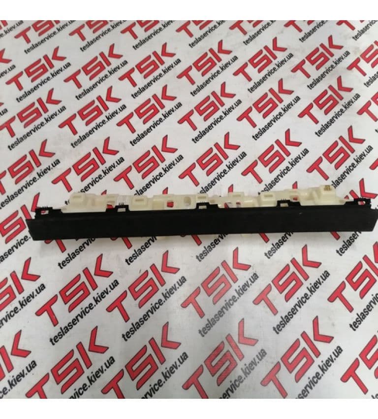 Облицовка проема багажника, левая ультразамш BLK, Tesla Model X (OEM 1055049-06-E)