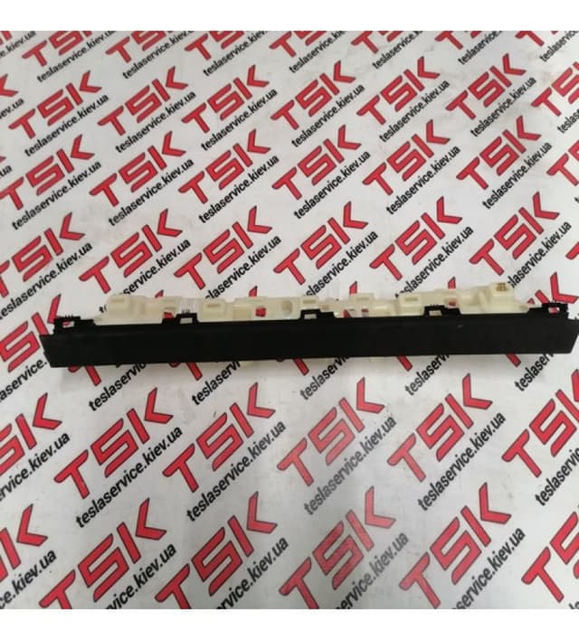 Облицовка проема багажника, левая ультразамш BLK, Tesla Model X (OEM 1055049-06-E)