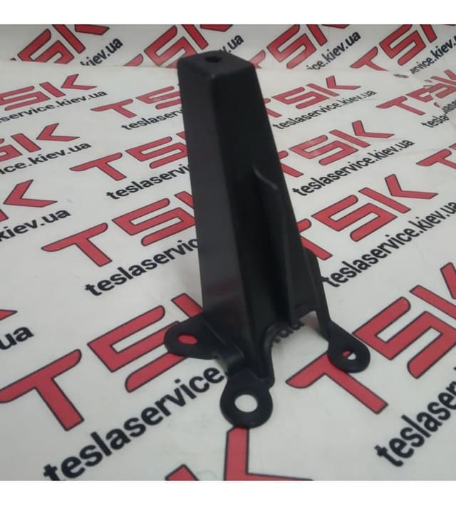 Кронштейн пластика стеклоочистителей, Tesla Model X (OEM 1055405-00-B)