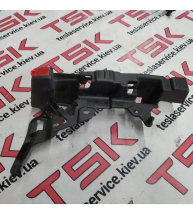 Кронштейн С-стойки верхний правый, Tesla Model X (OEM 1056085-00-C)