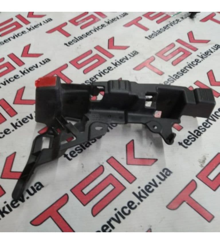 Кронштейн С-стойки верхний правый, Tesla Model X (OEM 1056085-00-C)