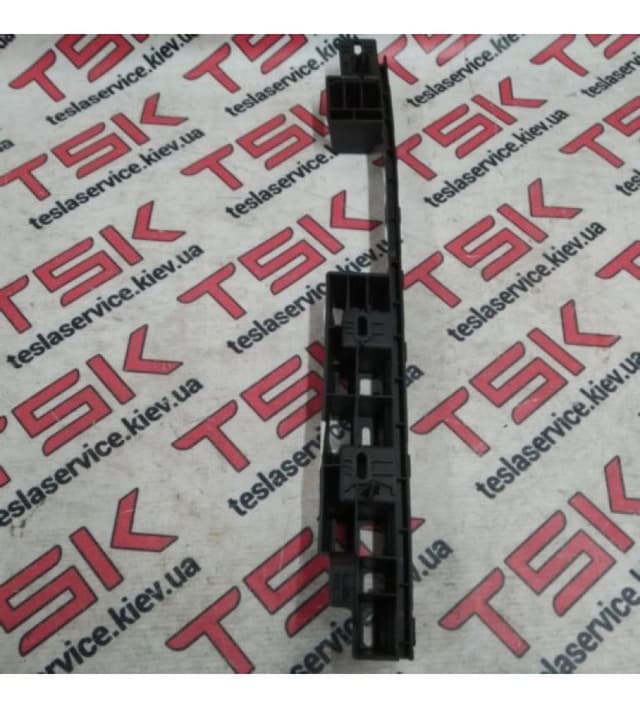 Кронштейн крепления облицовки двери, задней правой MX, Tesla Model X (OEM 1056097-00-B)