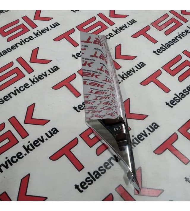 Накладка люверса верхняя левая хром, Tesla Model S (OEM 1056378-00-C)