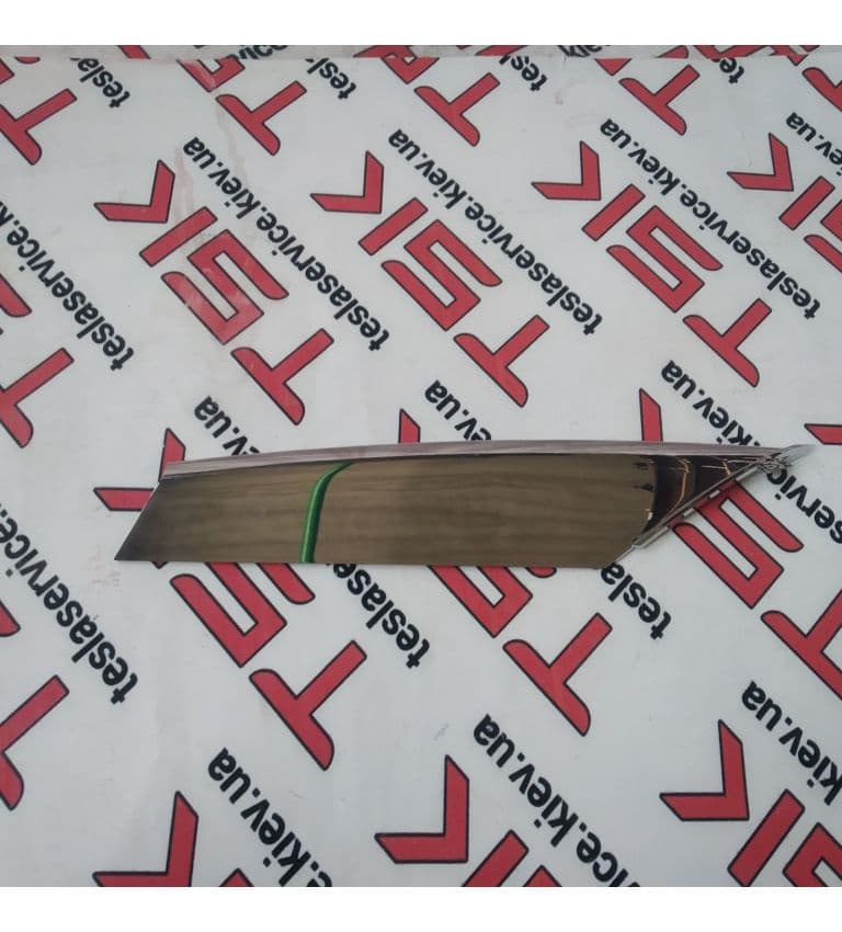 Накладка люверса нижняя левая хром, Tesla Model S (OEM 1056379-00-C)