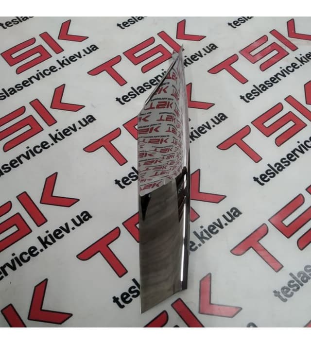 Накладка люверса нижняя правая хром, Tesla Model S (OEM 1056381-00-C)