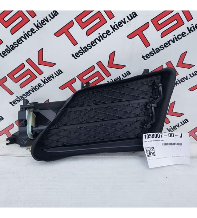 Люверс правый, Tesla Model S (OEM 1058007-00-J)