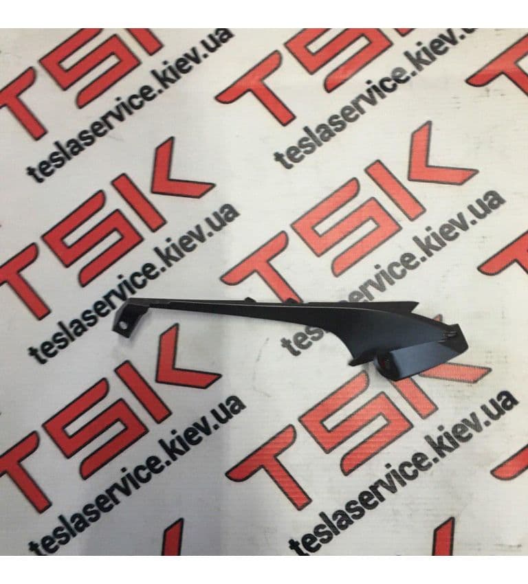 Хром пластика ремня 2-го ряда, левая сторона, Tesla Model S (OEM 1058211-00-B)