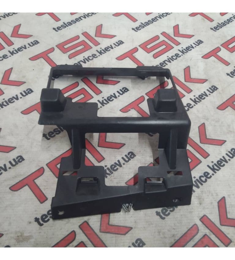 Кронштейн опорный основного монитора {MSR_MX}, Tesla Model X (OEM 1058825-00-C)