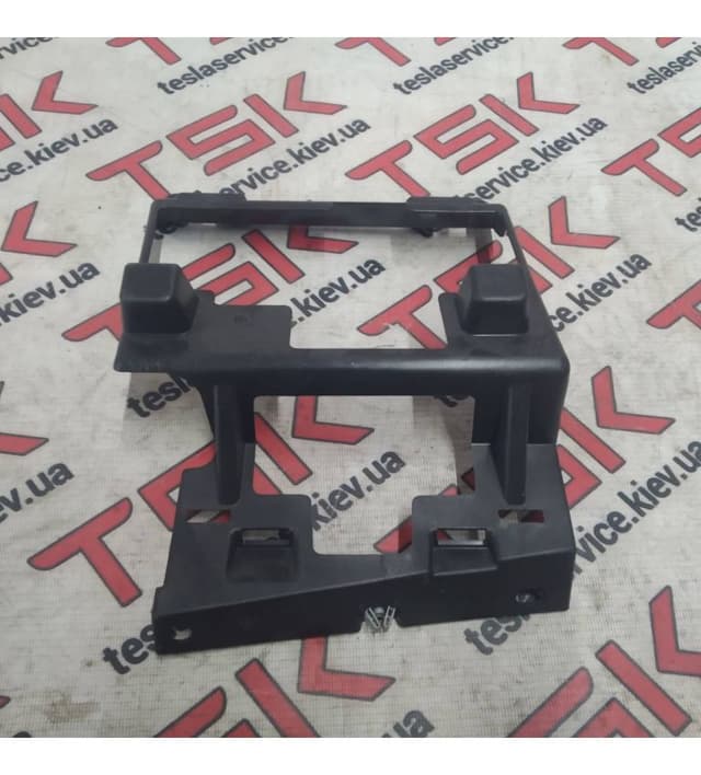 Кронштейн опорный основного монитора {MSR_MX}, Tesla Model X (OEM 1058825-00-C)
