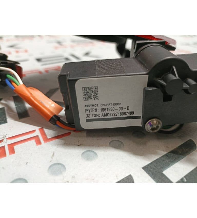 Лючок порта зарядки (электропривод) (EUR), Tesla Model S (OEM 1061930-00-D)