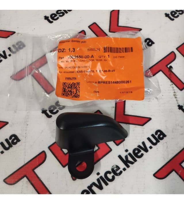 Заглушка кронштейна отделки багажника задняя правая, Tesla Model X (OEM 1066850-00-C)