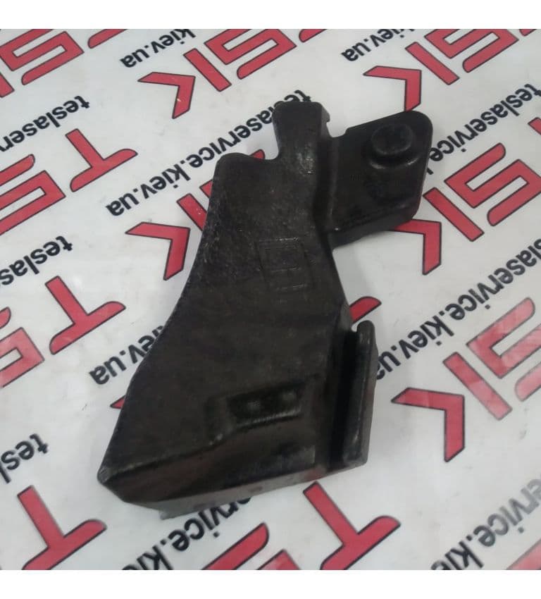 Кронштейн облицовки багажника левый, Tesla Model X (OEM 1066947-00-B)