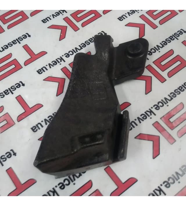 Кронштейн облицовки багажника левый, Tesla Model X (OEM 1066947-00-B)