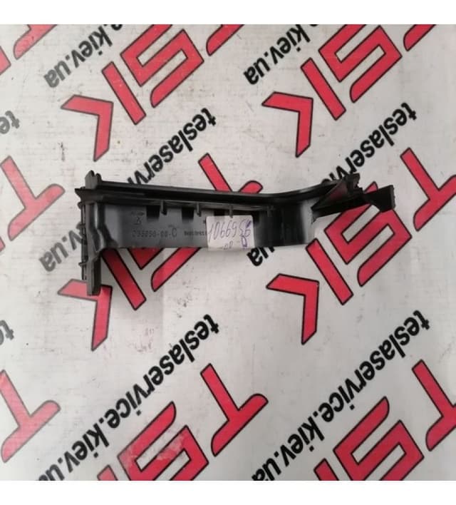 Кронштейн коврового покрытия заднего багажника правый, Tesla Model X (OEM 1066956-00-D)