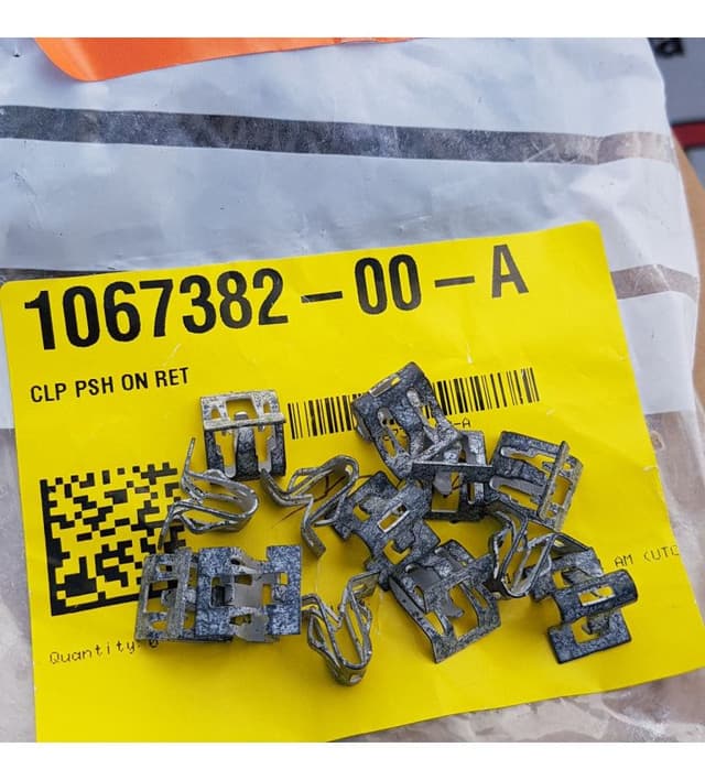 Клипса-скоба крепления задней обшивки сидения {MS_MSR}, Tesla Model S (OEM 1067382-00-A)