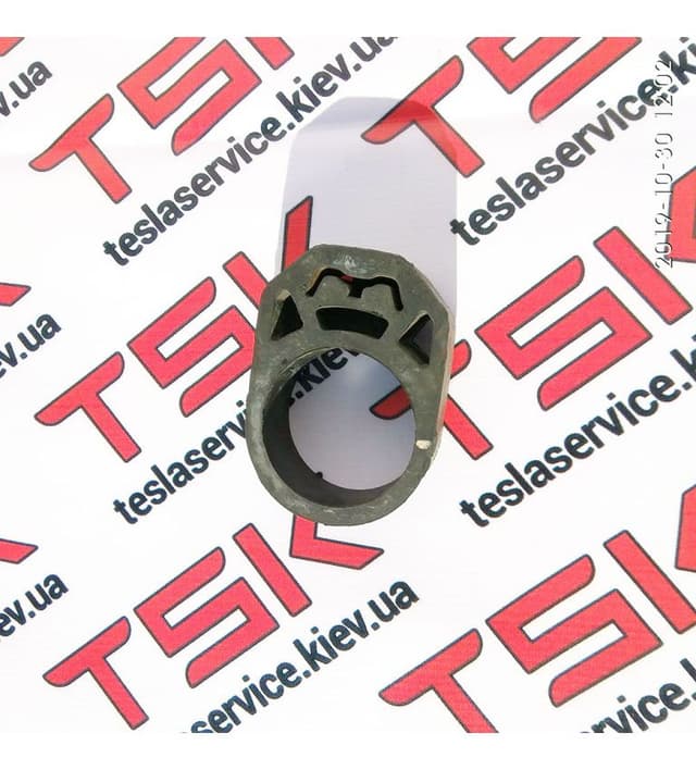 Изолятор насоса системы охлаждения, Tesla Model S (OEM 1067474-00-D)