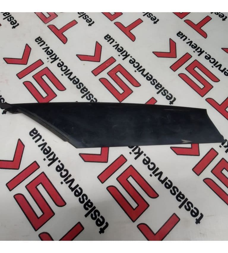 Накладка люверса верхняя правая (BLACK), Tesla Model S (OEM 1079636-00-A)