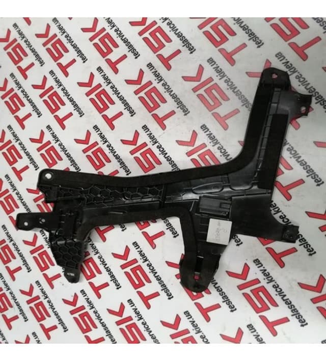 Кронштейн обшивки багажного отделения, правый, Tesla Model X (OEM 1080702-00-C)