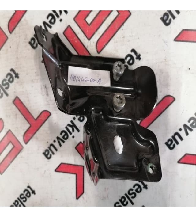 Кронштейн багажника, правый, Tesla Model X (OEM 1101445-00-A)