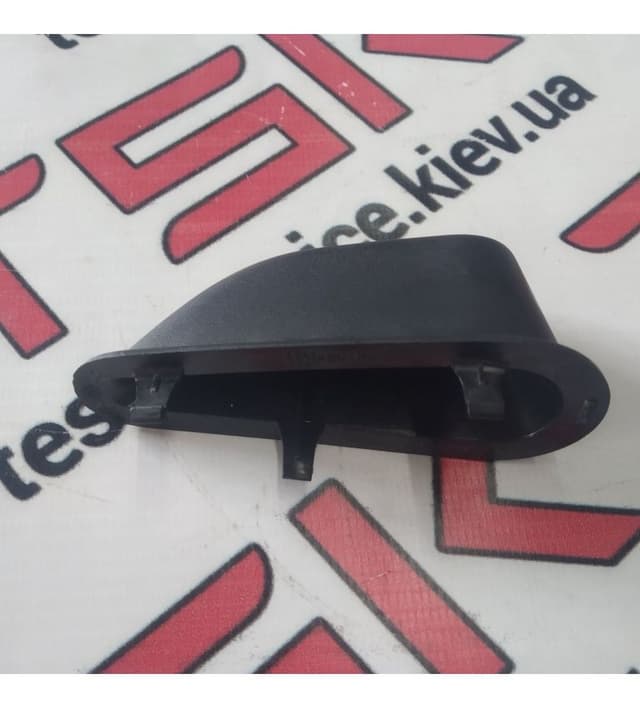 Крепление правое панели 3-го ряда сидений, Tesla Model X (OEM 1108792-00-B)