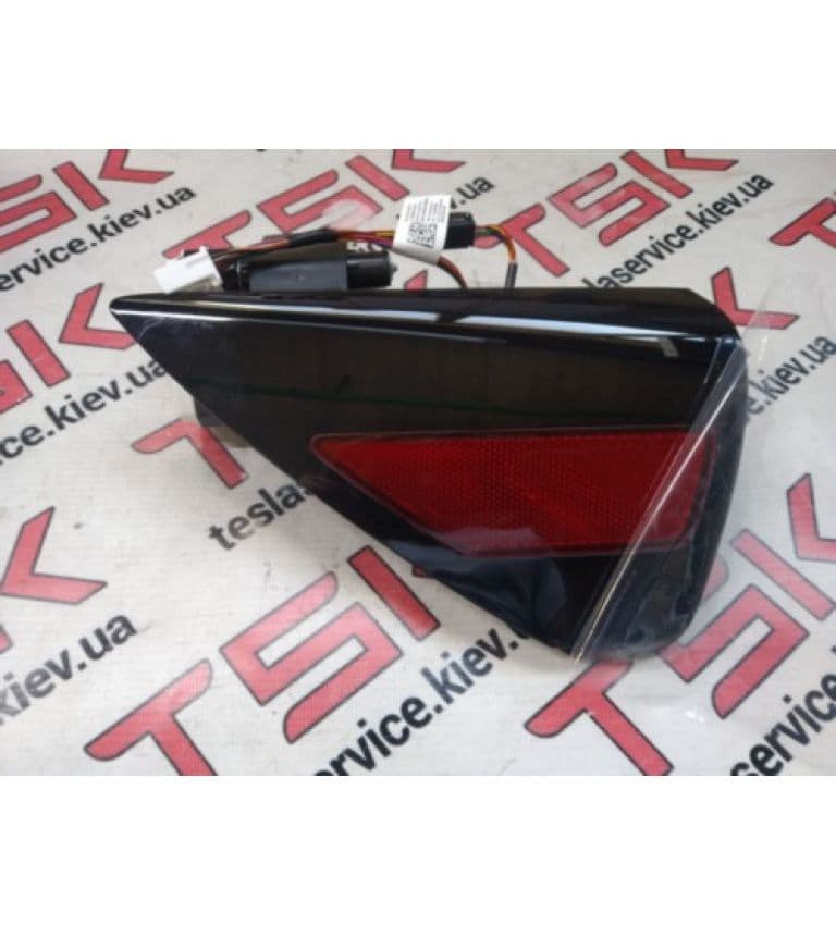 Лючок порта зарядки Мodel 3 EUR {M3_MY}, Tesla Model Y (OEM 1505514-00-D)